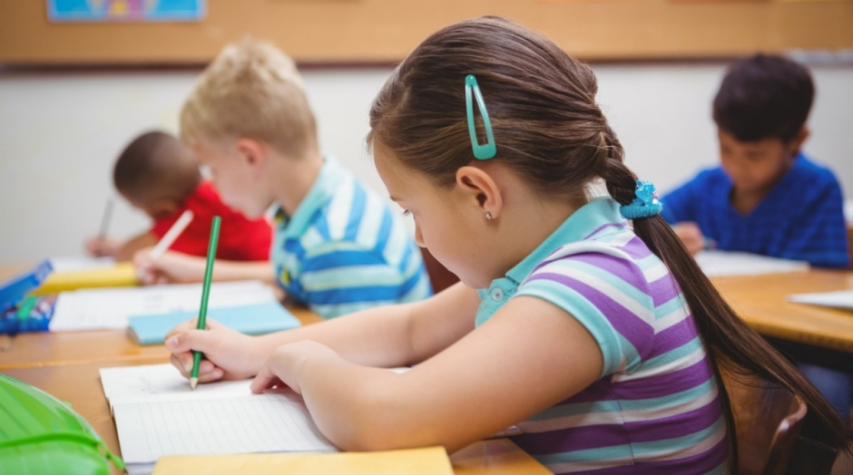 Sch&uuml;lerin schreibt in Primarschule